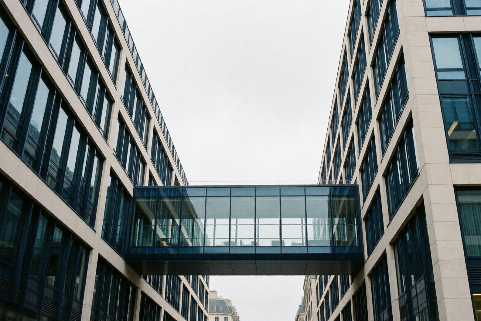 Deux bâtiments de bureaux réunis par une passerelle vitrée